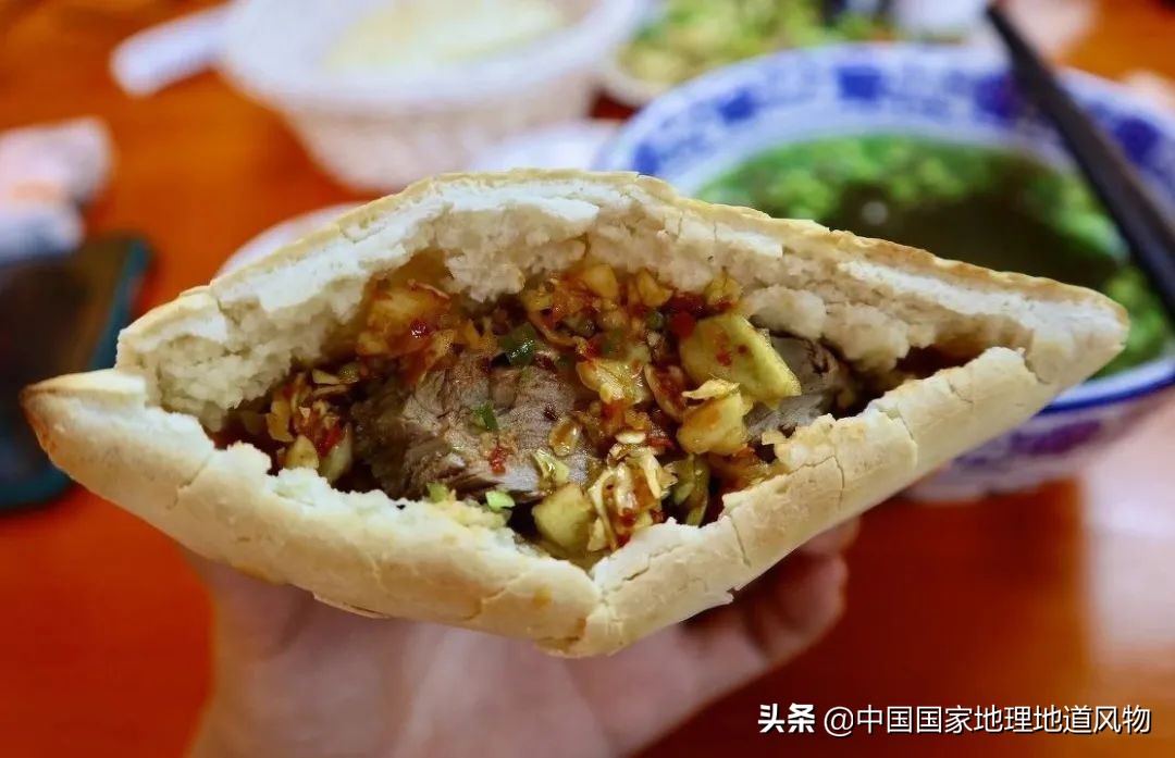 泡馍、夹馍、肉丸胡辣汤，碳水炸弹之王，陕西早餐究竟有多豪横？