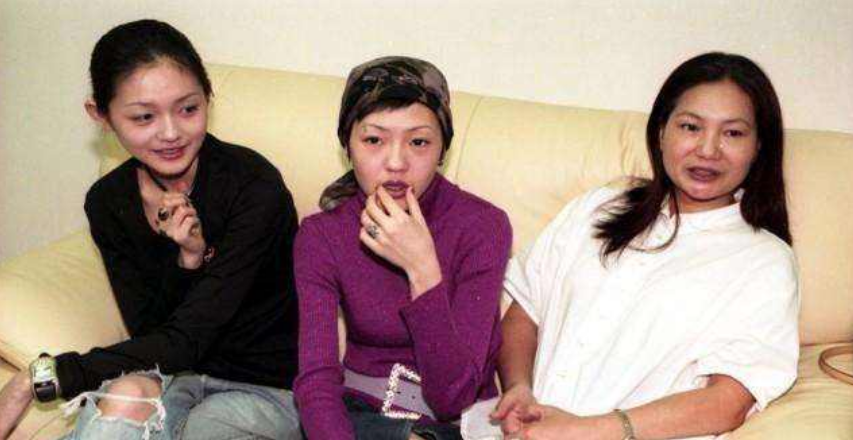 母亲黄春梅：一个人抚养三个女儿有眼泪，两个女儿让她担心