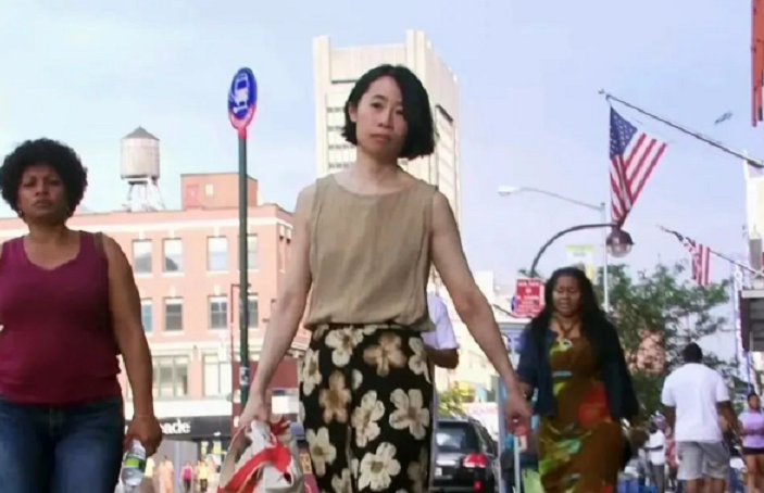 哈佛毕业女白领：20年不买内衣，厕纸晾干重复用，在纽约买套房