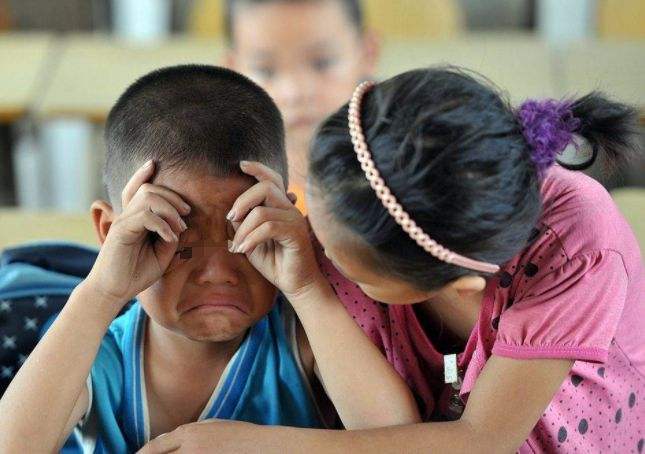 孩子在学校被欺负回家哭诉，机智的妈妈教科书式的做法，令人称赞