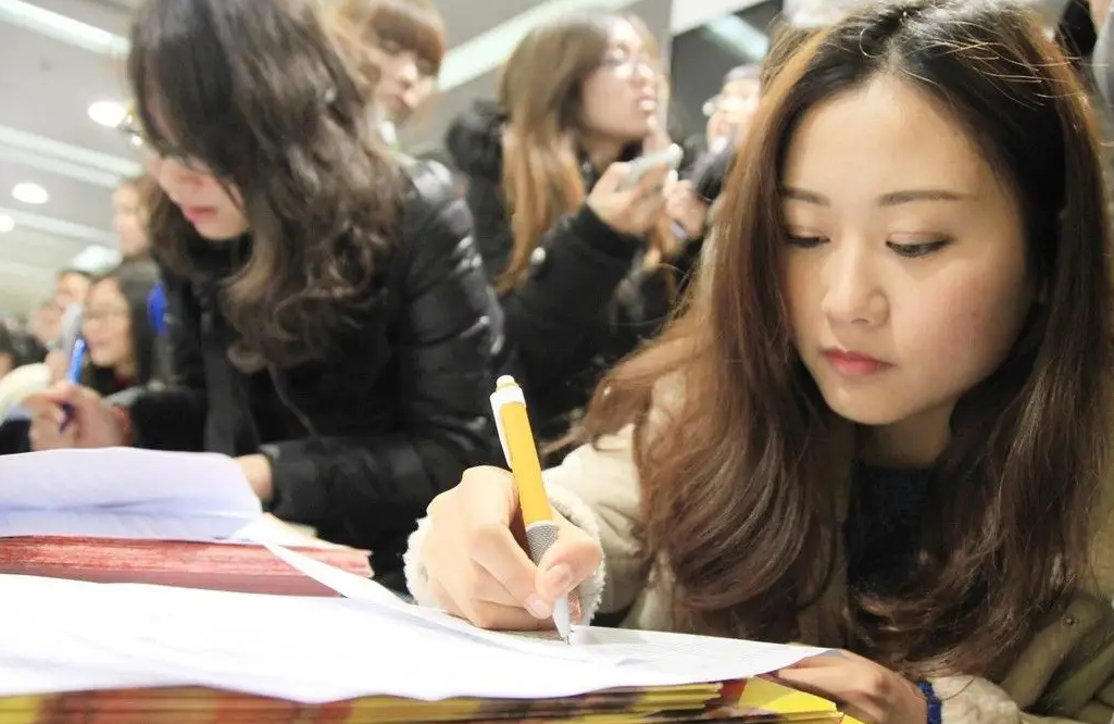 大学生迎来好消息，财会人的春天到来，毕业后获得企业的铁饭碗