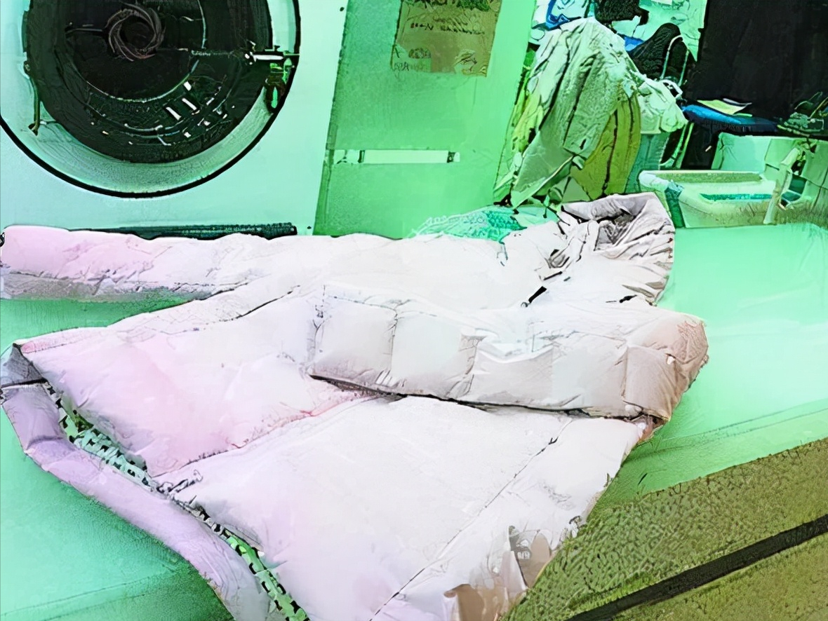 羽绒服脏了？千万别水洗！教你正确的做法，轻轻一擦，就干干净净