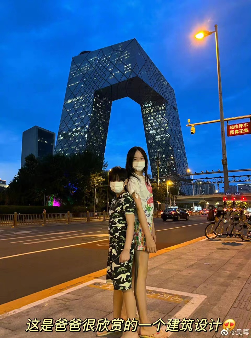 爱上中国生活！吴尊带家人下馆子做按摩，称儿女长太好可以做保安