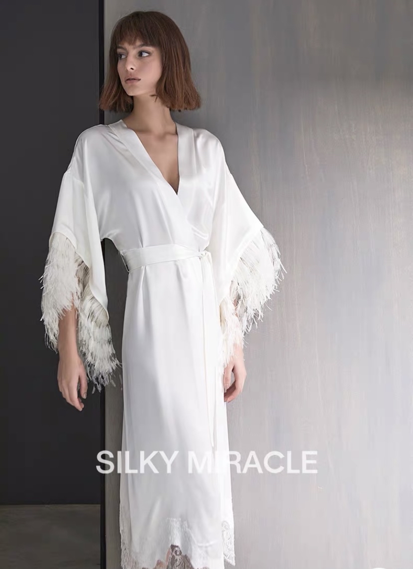 看看方媛早晨洗脸的行头，4万6的项链，7600的睡衣，尽显幸福点滴