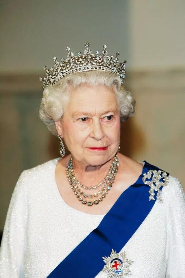 世界头号珠宝收藏家英女王，除了王冠，还拥有无数价值连城的项链
