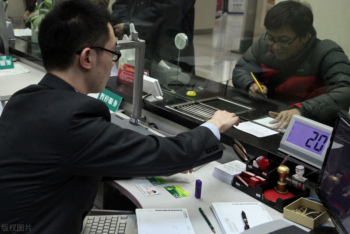 为什么银行工作人员帮你开通手机银行时这么热情？原因是什么？