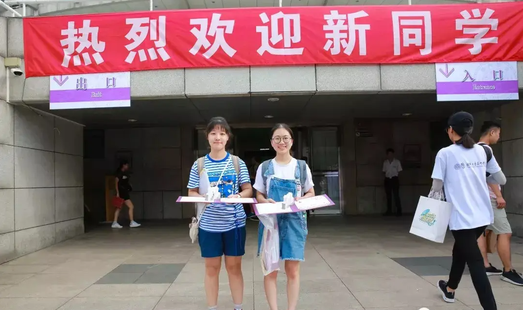 大学课堂的图片（清华课堂照火了）