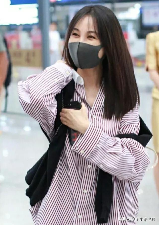 李菲儿穿条纹衬衫秀美腿 对镜比V可爱露甜笑