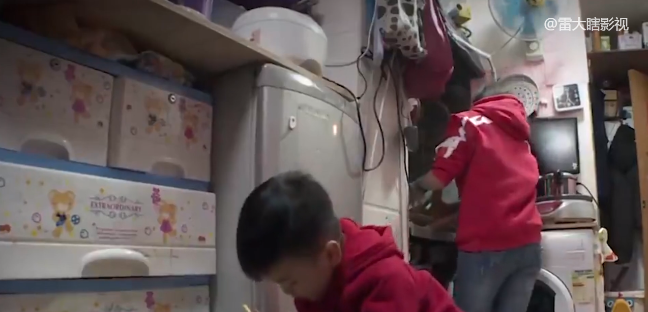月入过万的香港人，只能住5平米的棺材房，在厕所里煮饭！纪录片