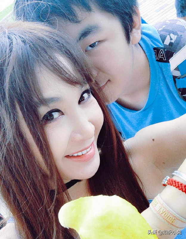 “不老女神”温碧霞与养子出游，12岁养子高大壮硕，被指太亲密