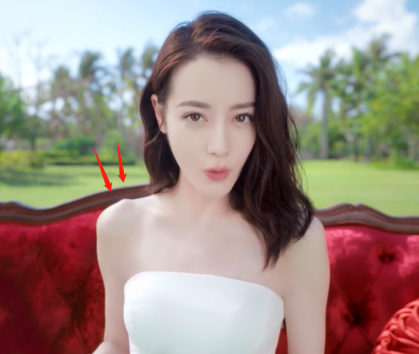 女明星热巴光脚做瑜伽!穿短裤炫出一双细白腿,瘦到肩膀凸出两块