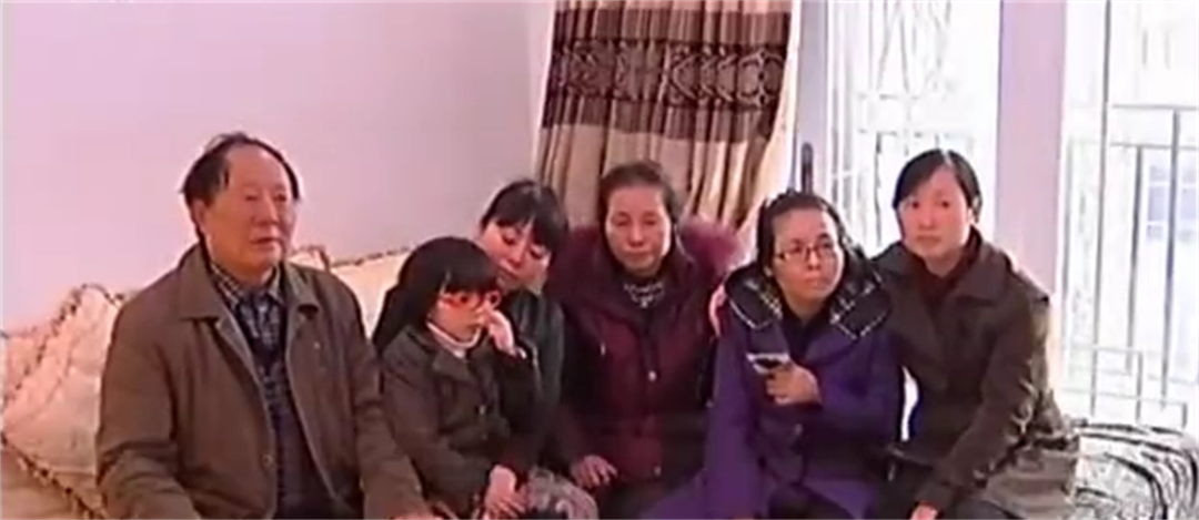 1995年的四川，老汉花120元买下女大学生，二人竟同住猪圈17年