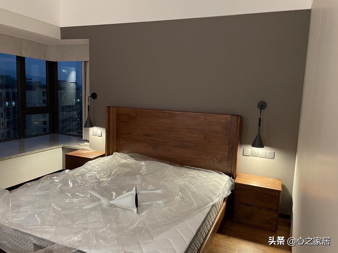 大房子深色系的家装风格，简约而不简单，如此选择需要很大的勇气