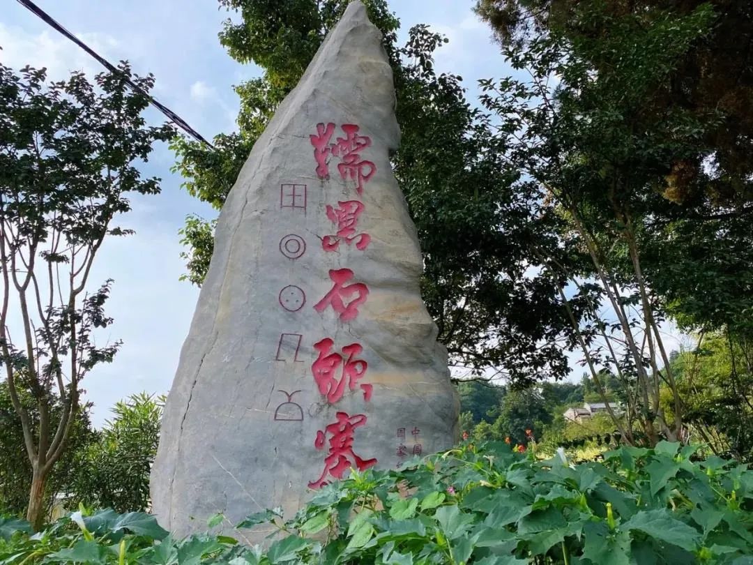 昆明这个古寨，有国内唯一的男人节，还有片神秘树林是女人禁地