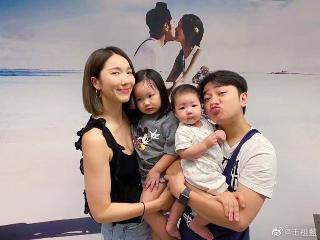 李亚男晒3岁女儿萌照，gabby站圣诞树前嘟嘴卖萌凹造型，好可爱