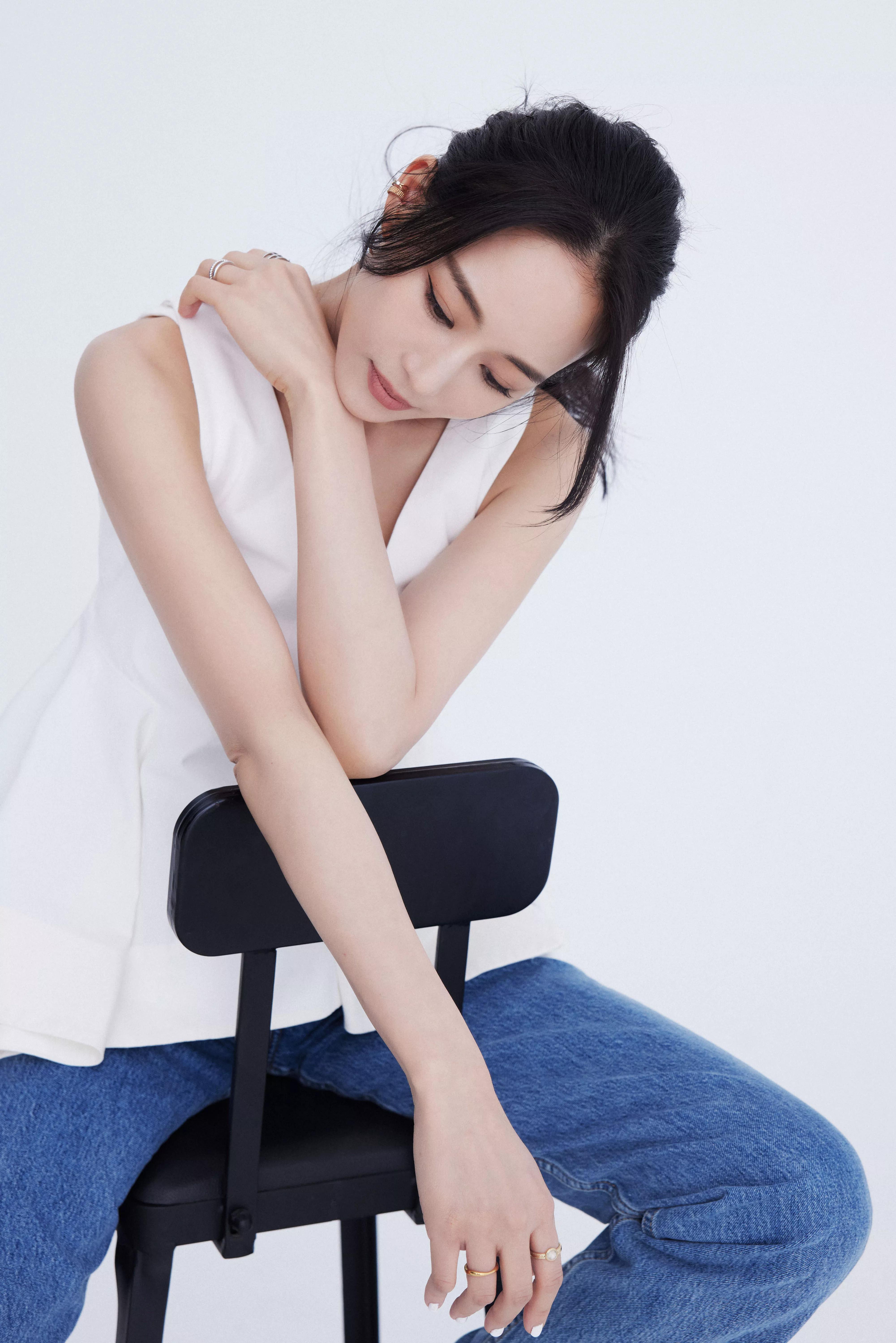 张钧甯写真,白衣配牛仔裤,清新淡雅,时尚俏丽