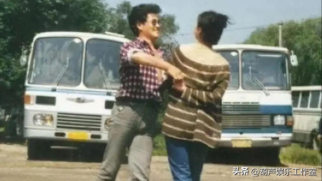 赵本山丈母娘罕见曝光，十多人前呼后拥阵容强大