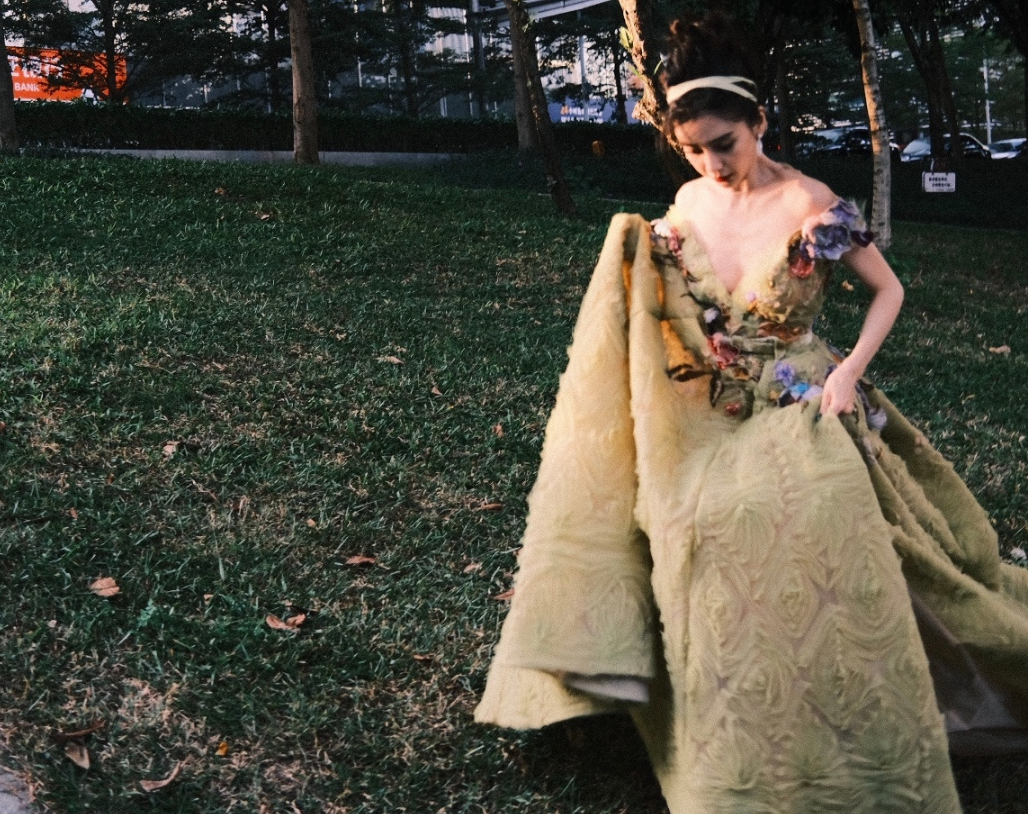 32岁Baby露背高开叉裙走红毯!两手紧握白裙防走光,后背仅绑根绳