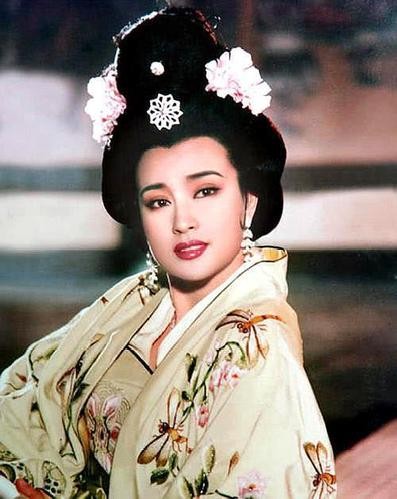 春晚十大美女主持，有的成为冻龄女神，有的结局让人唏嘘