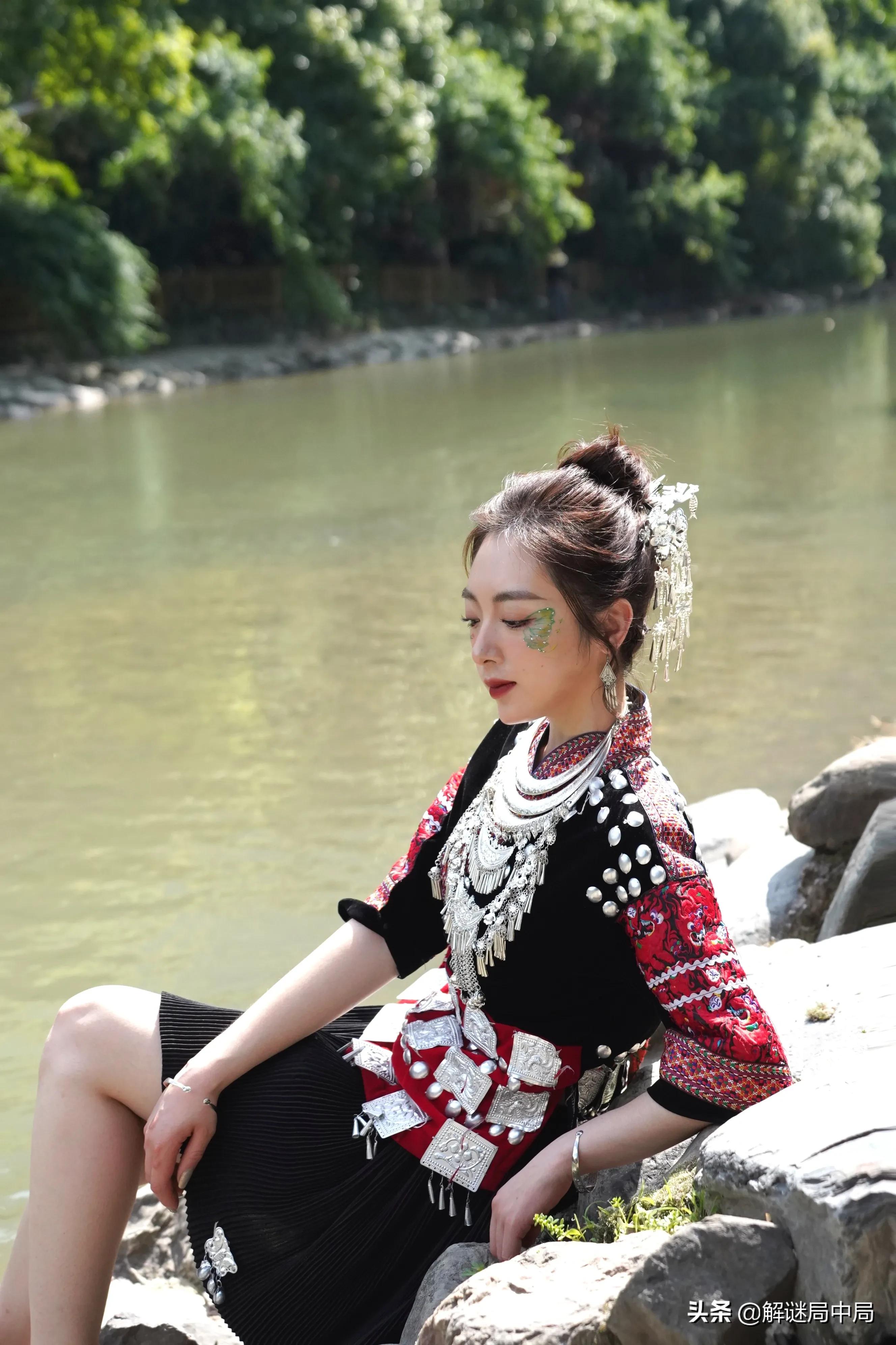 贵州女主持人苗寨游玩，精美的服饰穿在美人身上，太有文化气质了