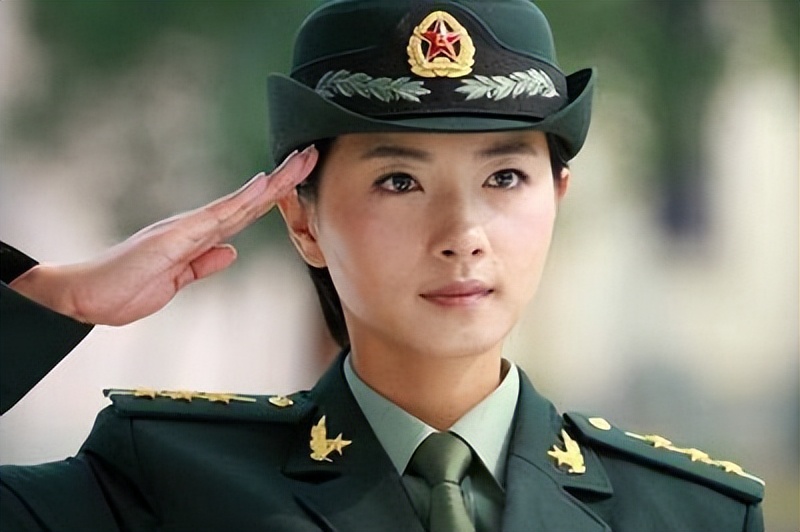 同样是军装照,把宋轶周冬雨和殷桃放一起对比,差距就出来了