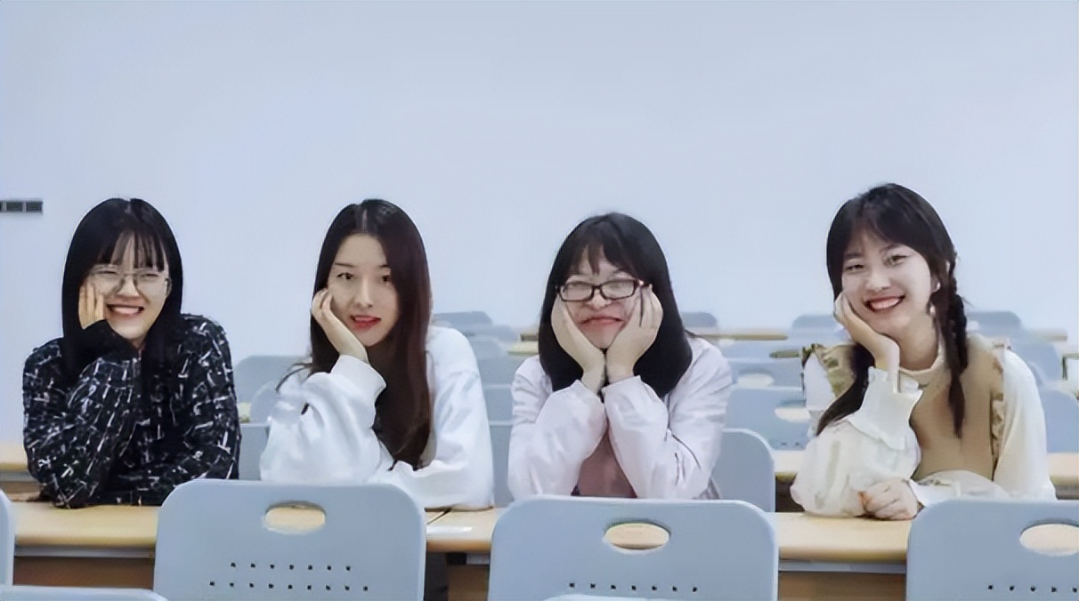 大学生宿舍又现“神操作”，堪比达人秀现场，大学生咋这么有才？