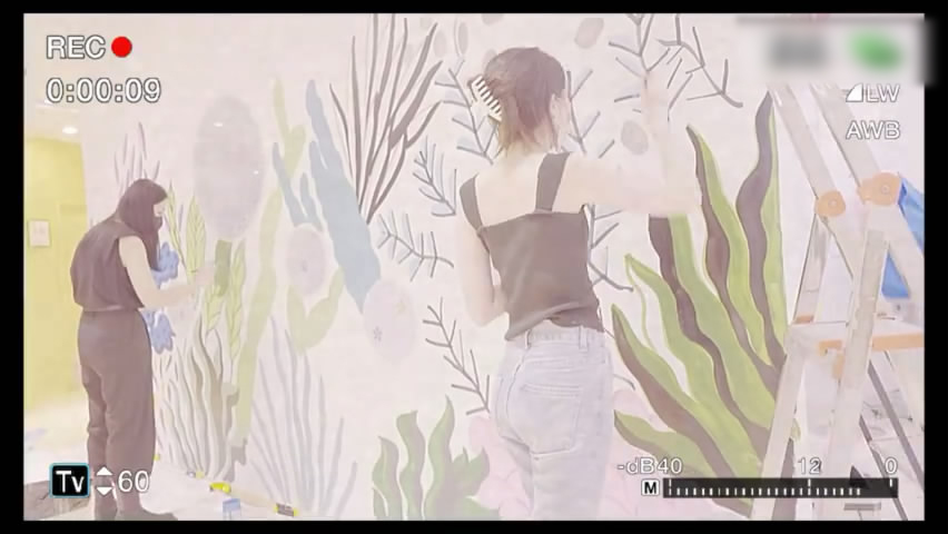 15岁李嫣在嫣然医院墙上作画，穿吊带上衣，亭亭玉立初具女神范儿