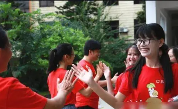 高考当天为什么不让穿校服？班主任说出答案，学生：还好知道的早