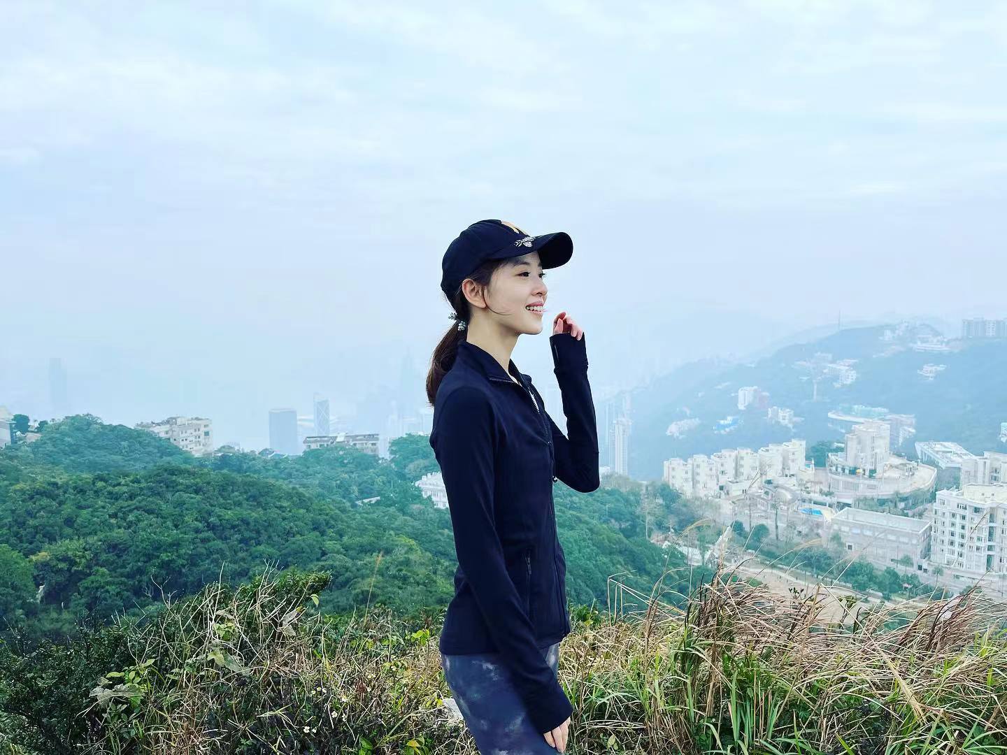 章泽天近照曝光瘦脱相，造型老土满脸疲惫，与以往状态判若两人