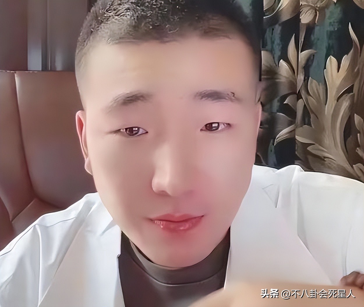 李菁菁与小21岁的90后丈夫离婚！入赘7年净身出户，直播哭诉要财产