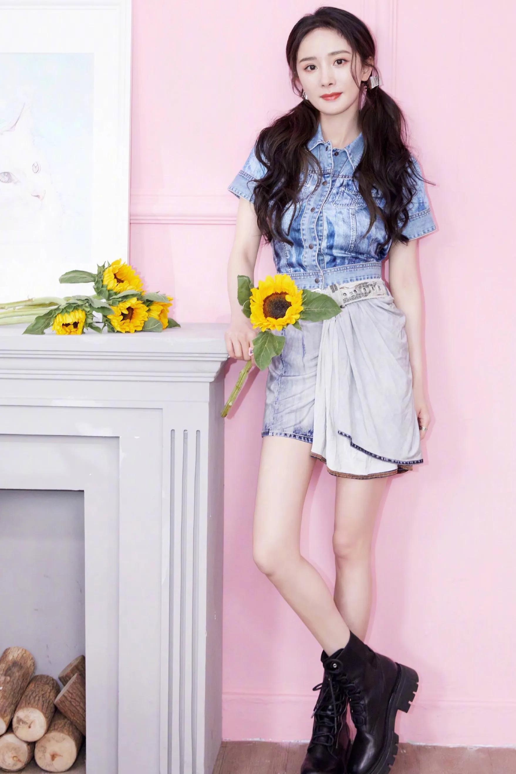 杨幂双尾麻花辫少女风—清新装扮，青春靓丽，俏皮灵动