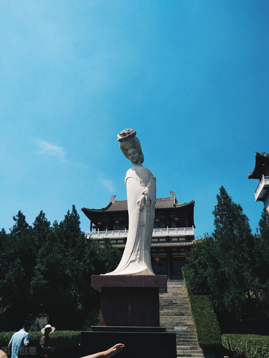 此日六军同驻马,不及卢家有莫愁.