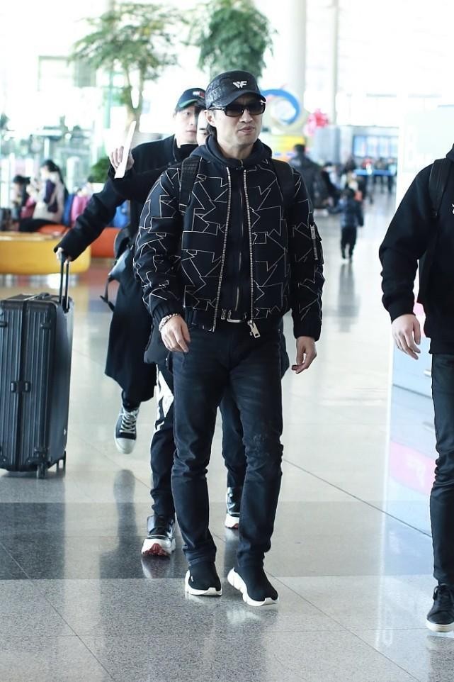 汪峰穿衣挺随性的,棒球服夹克配运动裤,身材保持得挺不错