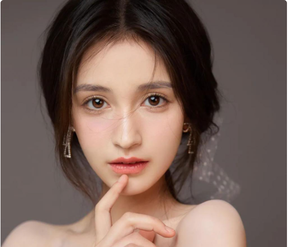 超过马嘉祺，中戏表演班第一的素人女孩，凭一张脸就火了，很现实