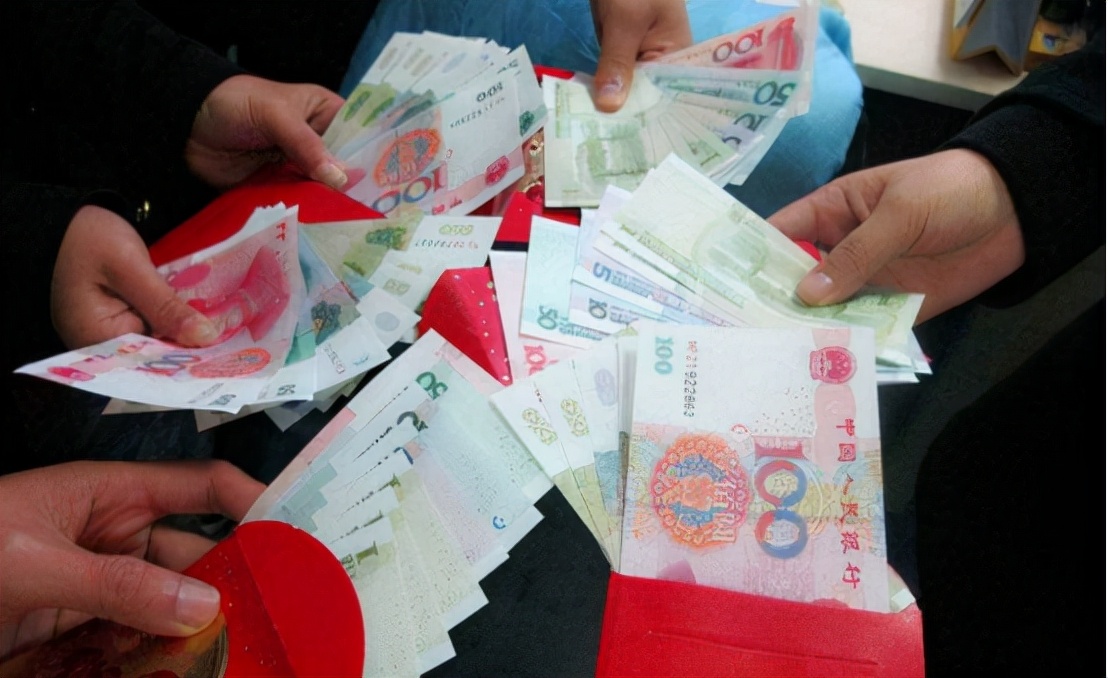 高龄津贴迎改动，年过“这个数”的老人，每月能多领200元补贴