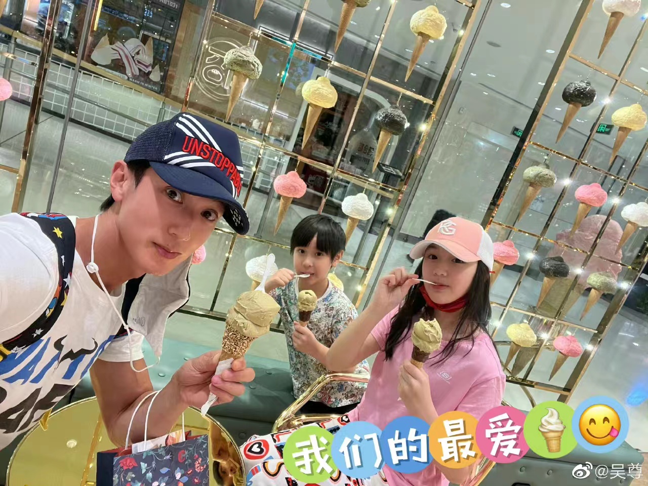 爱上中国生活！吴尊带家人下馆子做按摩，称儿女长太好可以做保安