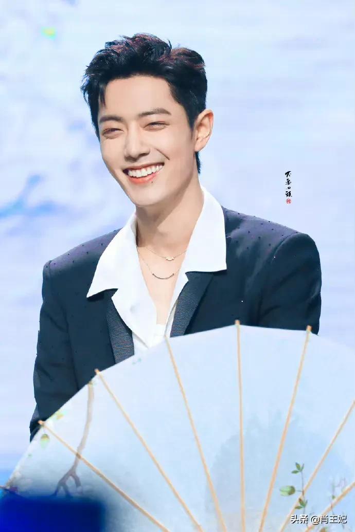 桃桃的一组生图,肖战的眼睛真好看,灵气逼人鲜花与少年绝配