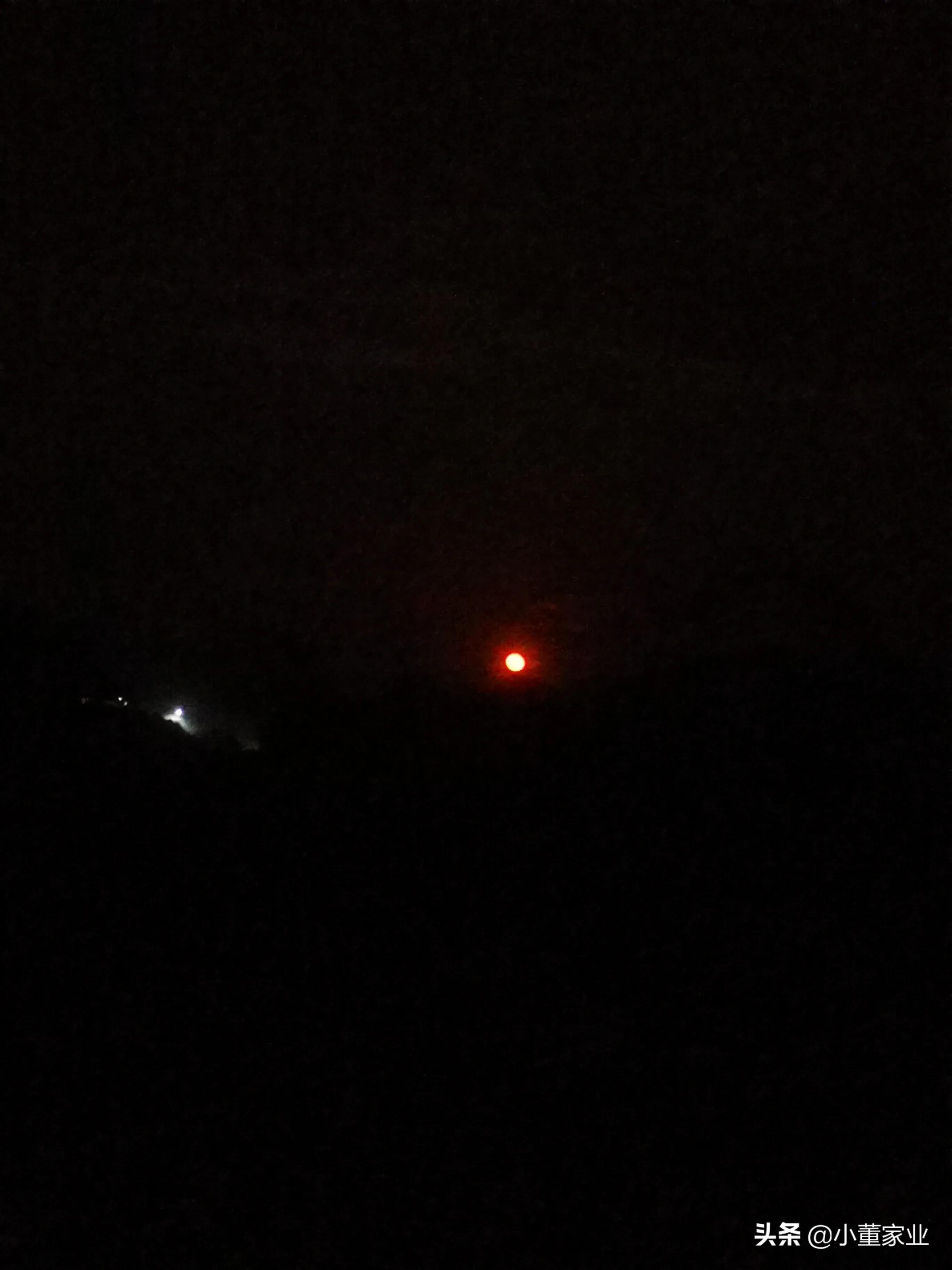 华为Mate20x专业模式拍到的红色月亮，难得一见