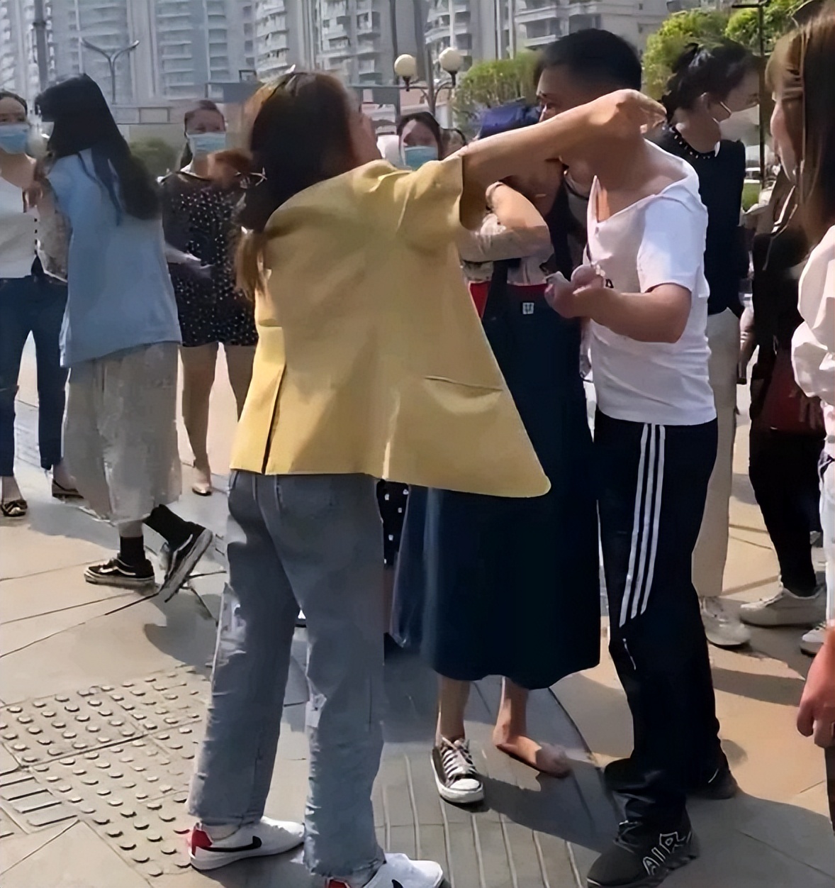 原配街头撕打小三，男子全程护情人：你别打她，冲我来