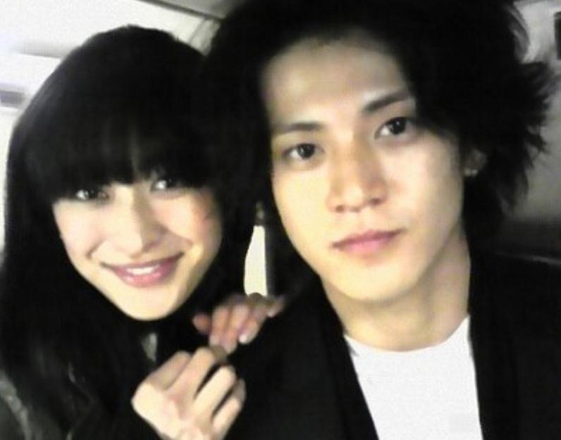 小栗旬事件再次升级：已经影响到老婆和3个孩子，家庭面临破裂