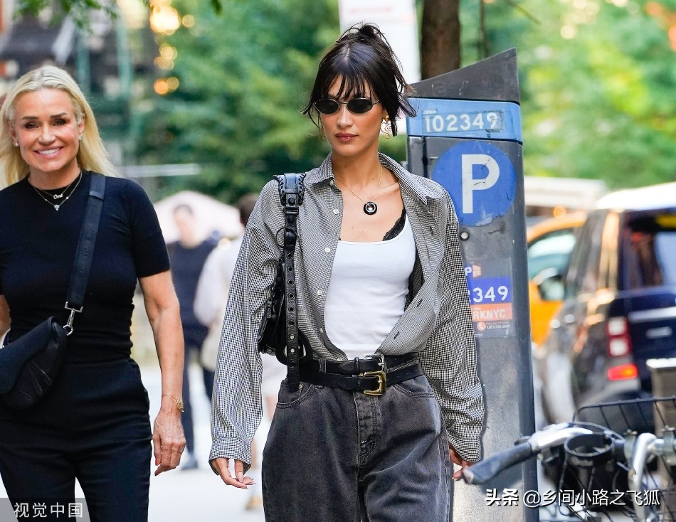 超模贝拉现身纽约街头 灰色衬衫搭配同色系牛仔裤装扮时髦