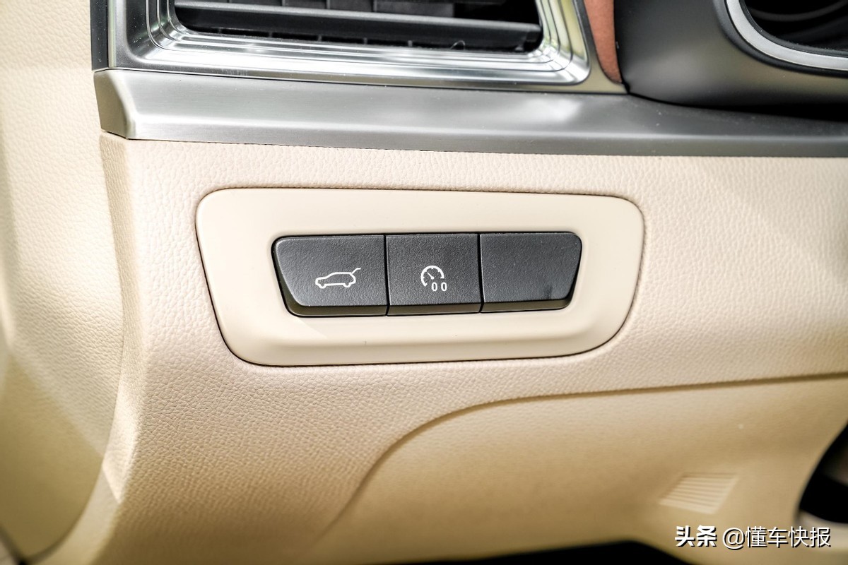 定位中大型SUV，3.0T车型配空气悬架，2022款红旗HS7选购建议
