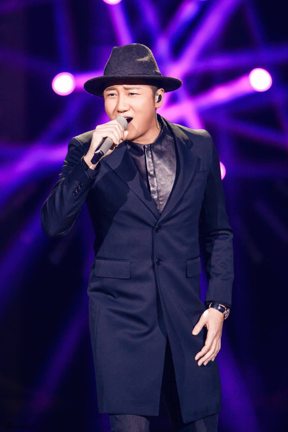 歌手关喆在2012年《中国好声音》的舞台上,凭借一首《想你的夜》,技惊