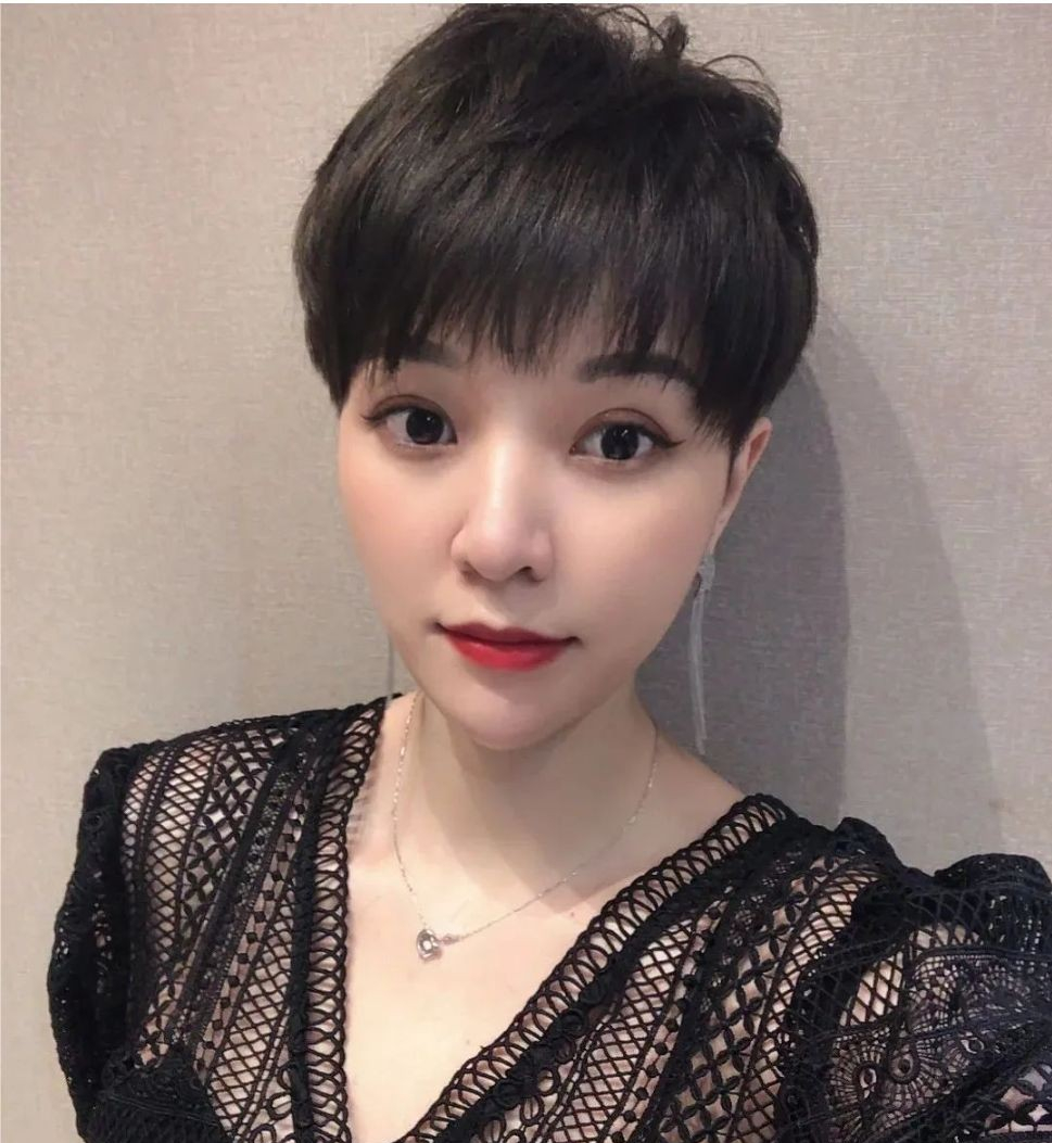 奔五的女人夏天留什么短发好看?三种时尚减龄超短发,清爽又吸睛