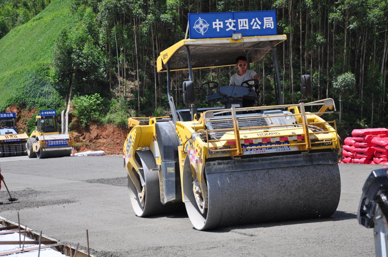 革命老区建设致富路 智慧神器施工显威力