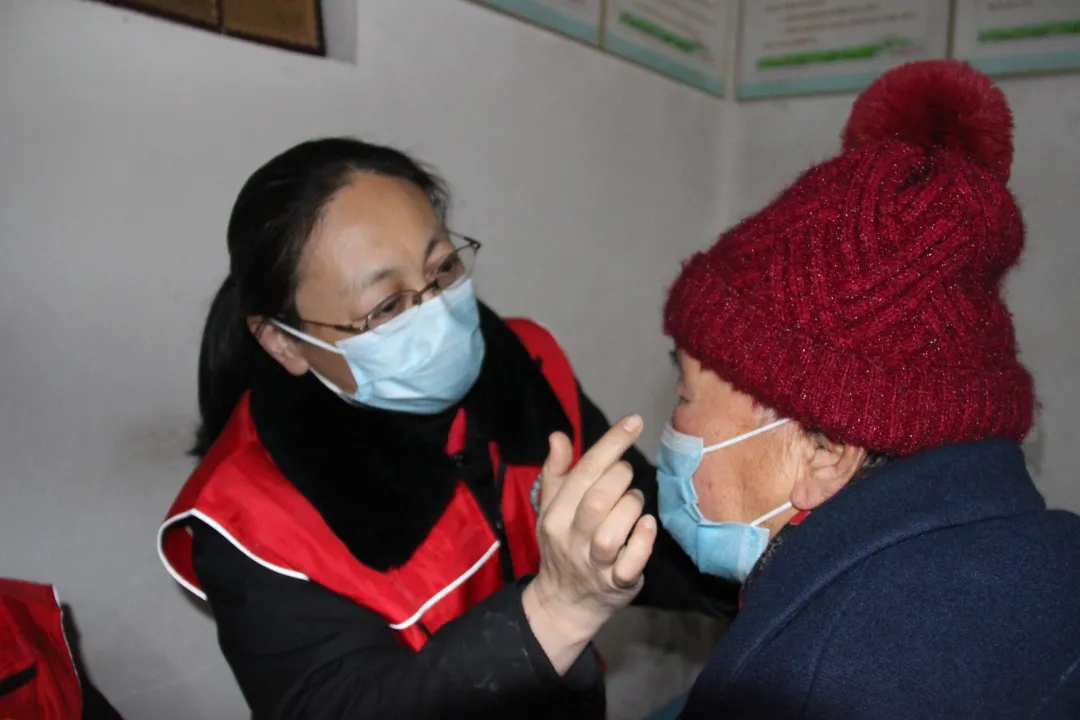 【志愿服务关爱行动】义诊入村送医药，百姓都把赞来点