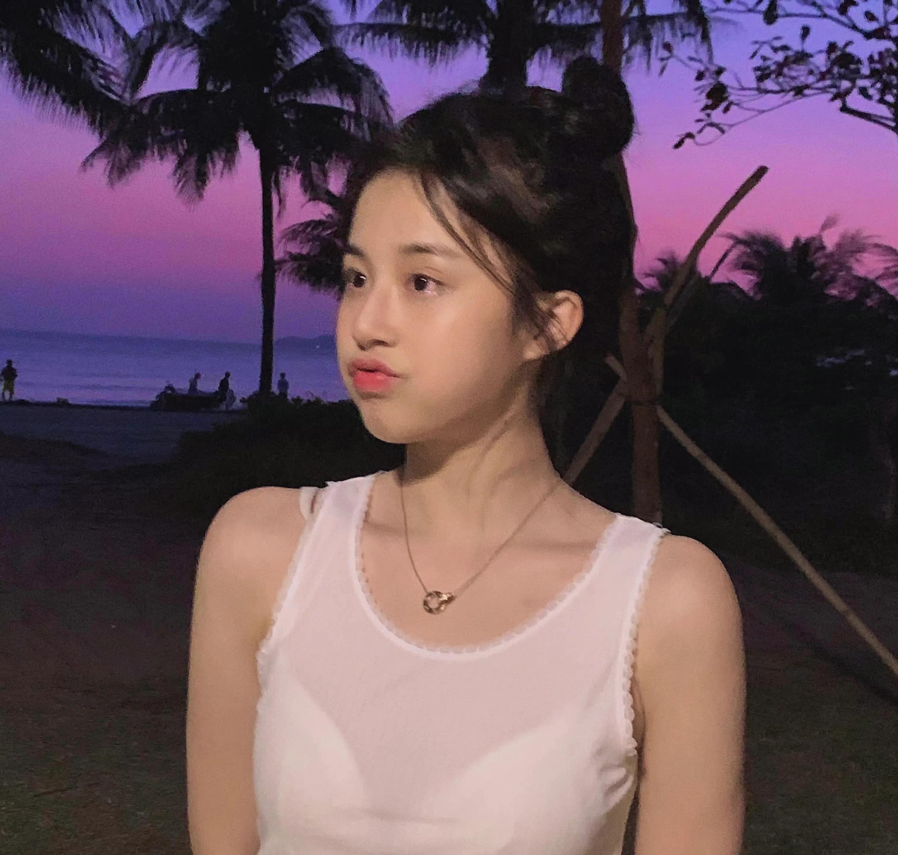 颜值控精选系列——甜妹爱笑的严屹南小姐姐海边随拍花絮