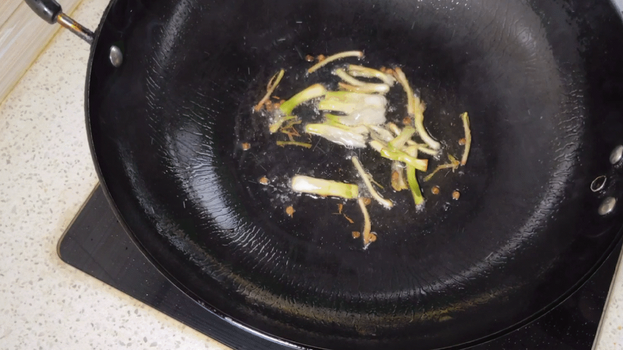 怎样做葱花饼（4分钟学会葱花饼的做法外酥里嫩）