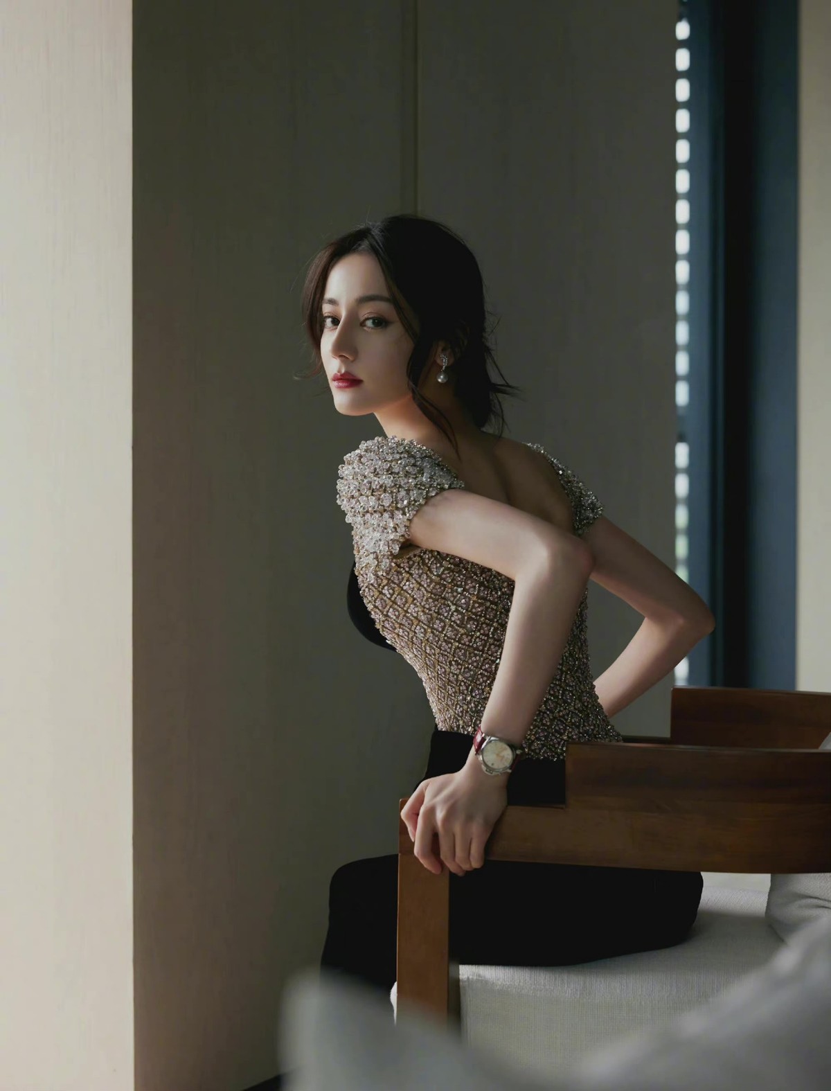 热巴最新红毯造型又封神!光脚穿黑色珠绣礼服,连脚趾头都是美的