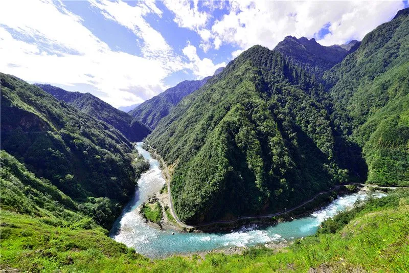 桃花盛开，江水如蓝，每年春季丙察察迎来一年中最美的时光